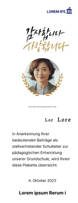 Eine stilvolle Danksagungstafel mit Lorbeerkranz, kreisförmigem Foto und Kalligraphie.