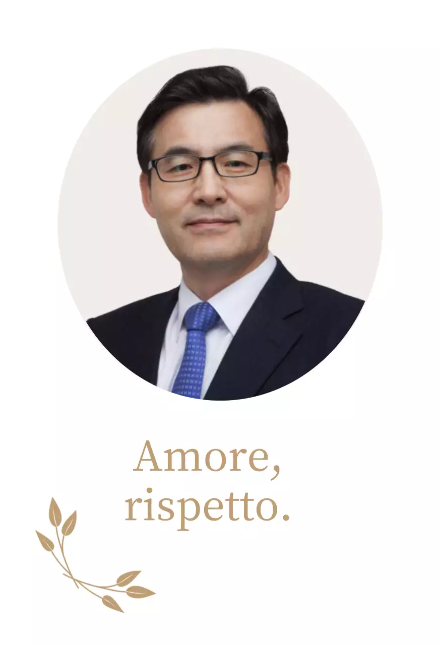  Un biglietto di ringraziamento per la festa della mamma statico e di classe con petali d'oro e una foto