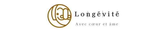 Logo d'un café avec une tasse de café et des grains de café illustrés de façon vintage et mignonne