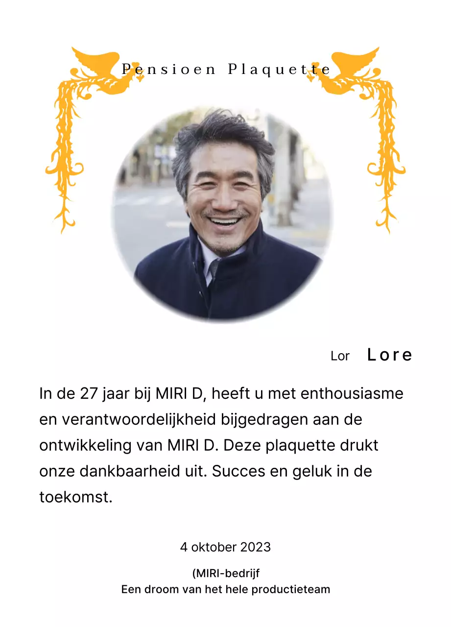 Een pensioenontwerp met een kleurrijke feniksillustratie en een cirkelvormige foto.