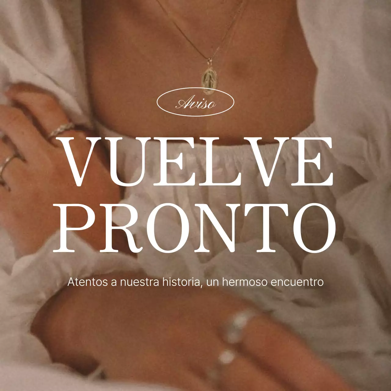 Anunciamos un moderno canal de marketing en redes sociales en rosa y marfil