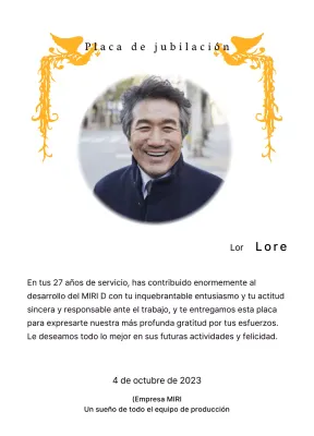 Un diseño de jubilación con una colorida ilustración de un ave fénix y una fotografía circular.