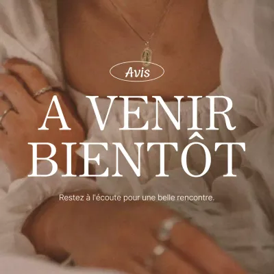 Annonce d'un flux de marketing des médias sociaux en rose et ivoire