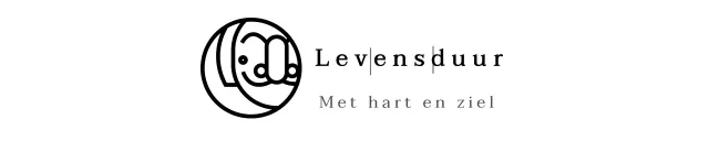 Cafe logo ontwerp met vintage en schattig geïllustreerd koffiekopje en koffiebonen