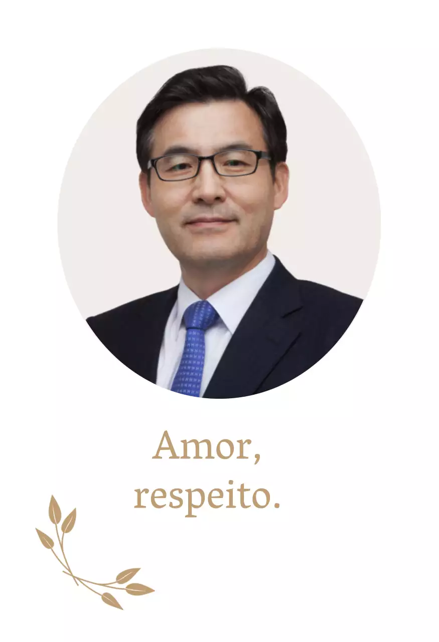  Uma nota de agradecimento estática e elegante para o Dia da Mãe com pétalas douradas e uma fotografia
