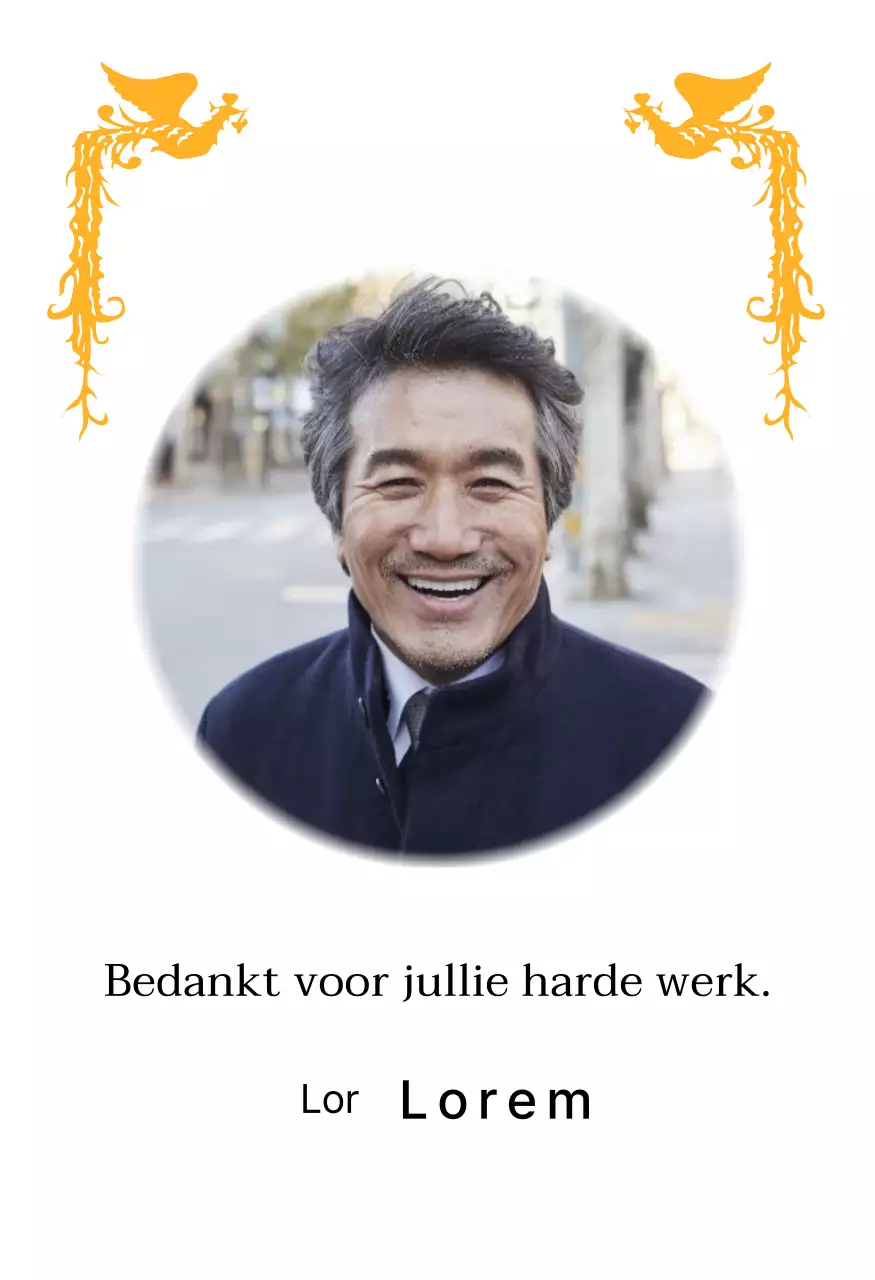 Een pensioenontwerp met een kleurrijke feniksillustratie en een cirkelvormige foto.