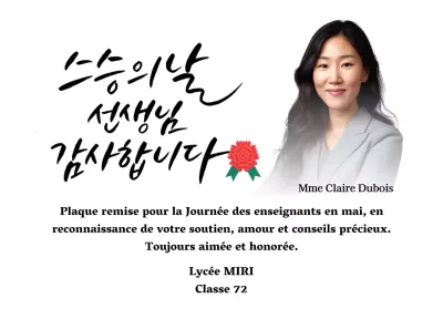 Une note de remerciement colorée pour la Journée des enseignants avec illustration d'œillets, calligraphie et photo.