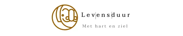 Cafe logo ontwerp met vintage en schattig geïllustreerd koffiekopje en koffiebonen