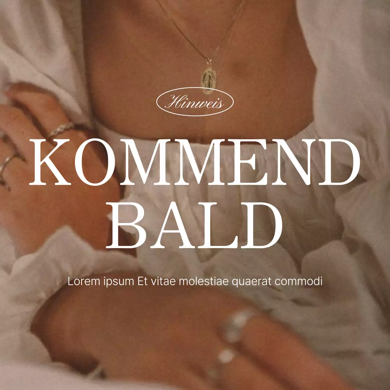 Förderung eines trendigen Social Media Marketing Feeds in Rosa und Elfenbein