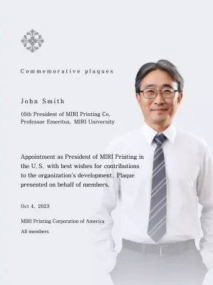 Plakat peringatan dengan ilustrasi dan foto yang mewah