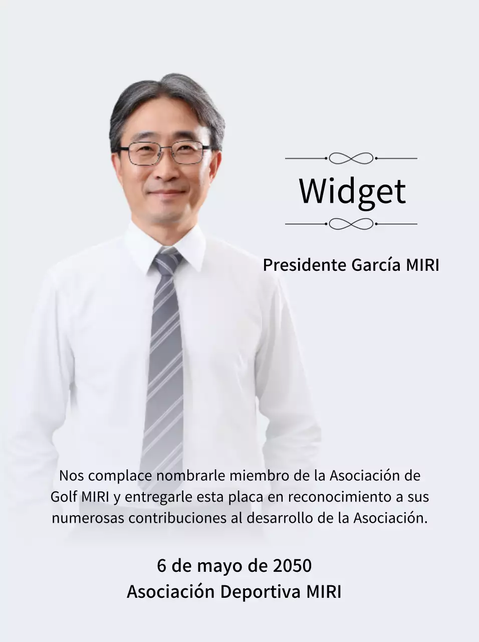 Una elegante placa de encargo con adornos y fotos