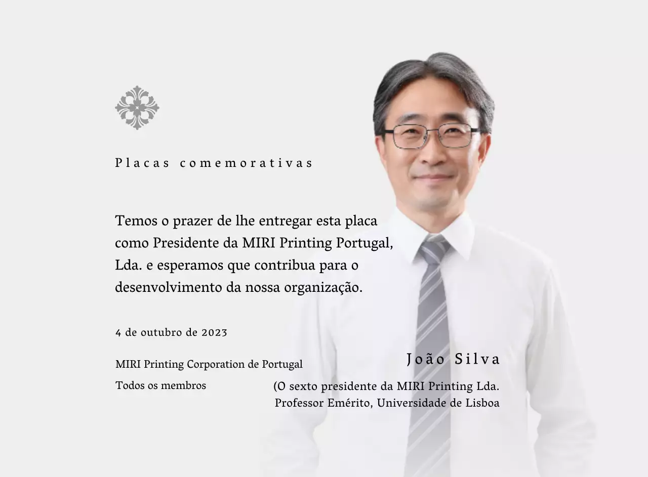 Placa comemorativa com ilustrações e fotografias de luxo