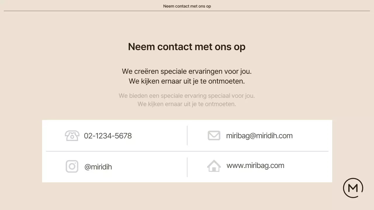Een eenvoudige koffieshop in beige en wit uitgelegd