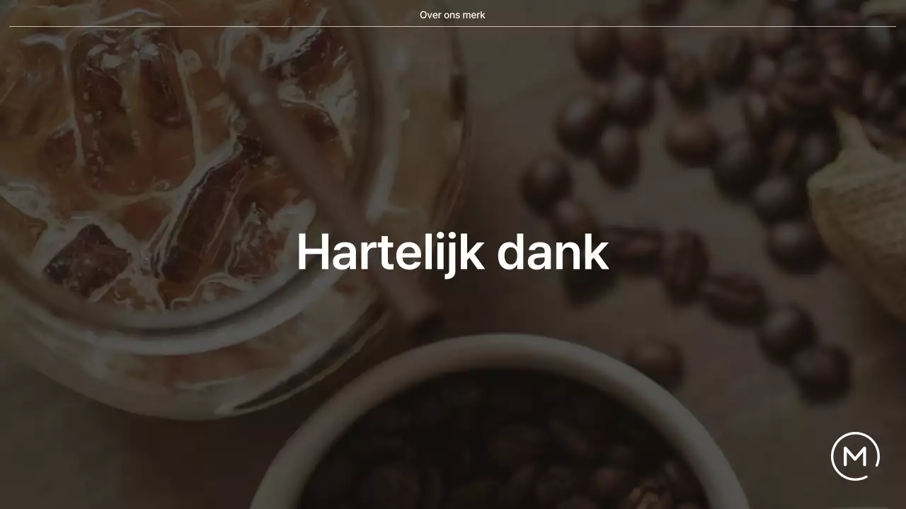 Een eenvoudige koffieshop in beige en wit uitgelegd