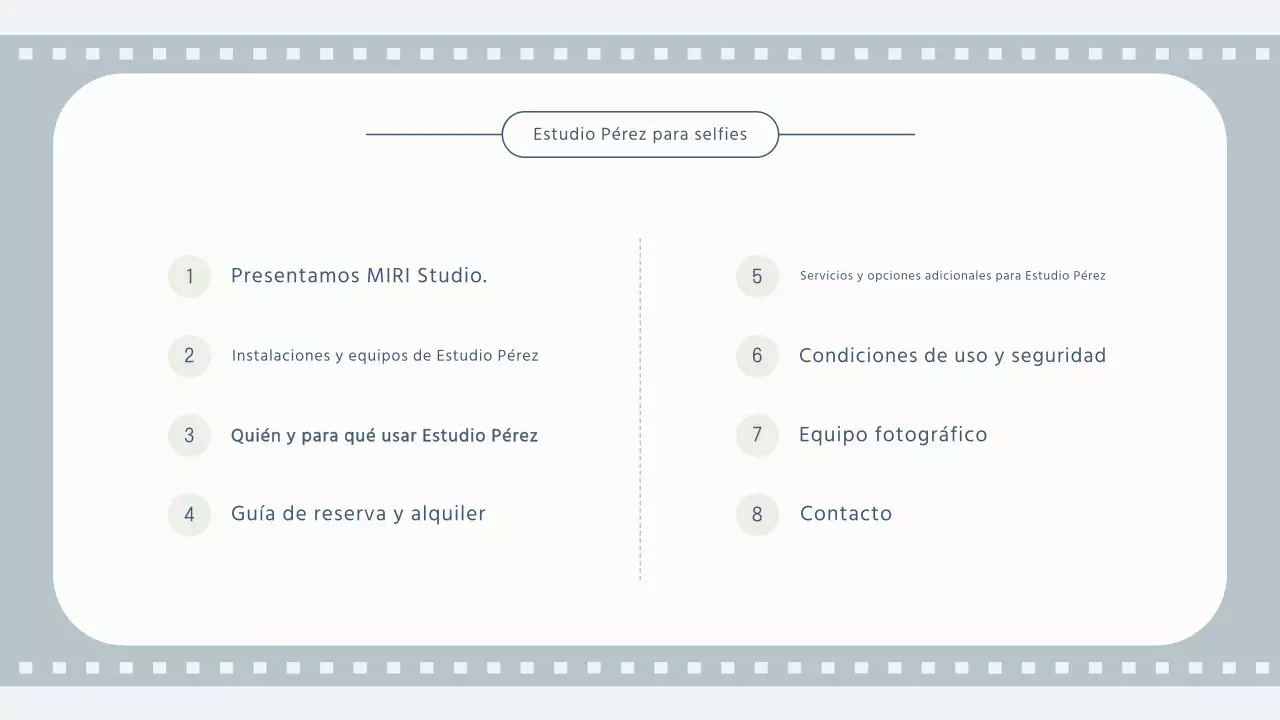 Un sencillo estudio selfie en gris y azul claro