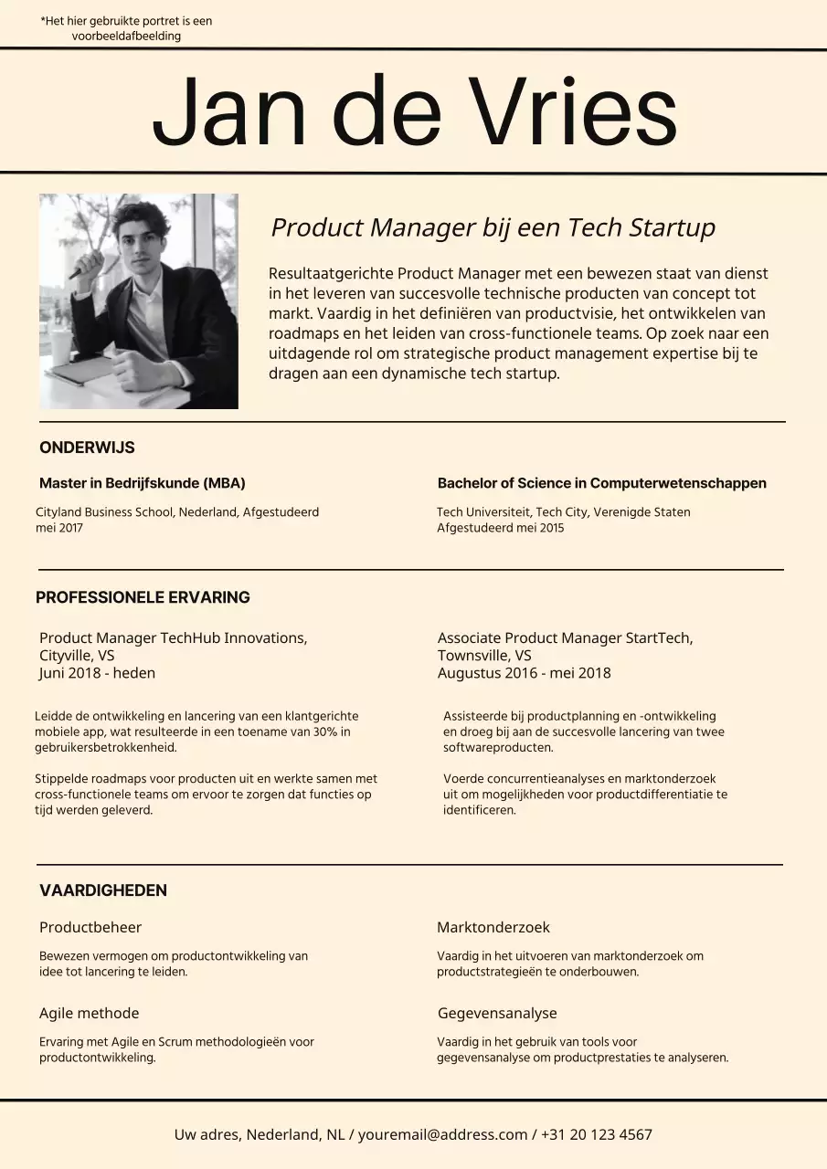 Bruin en Zwart Eenvoudig Portfolio Productmanager