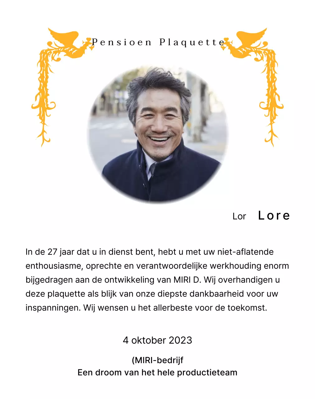 Een pensioenontwerp met een kleurrijke feniksillustratie en een cirkelvormige foto.