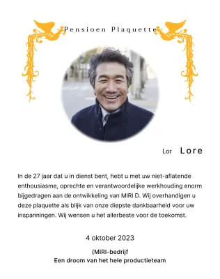 Een pensioenontwerp met een kleurrijke feniksillustratie en een cirkelvormige foto.