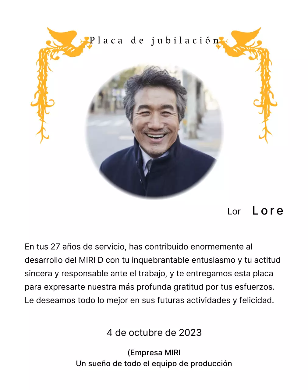 Un diseño de jubilación con una colorida ilustración de un ave fénix y una fotografía circular.