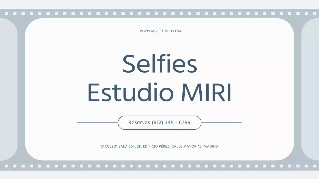Un sencillo estudio selfie en gris y azul claro