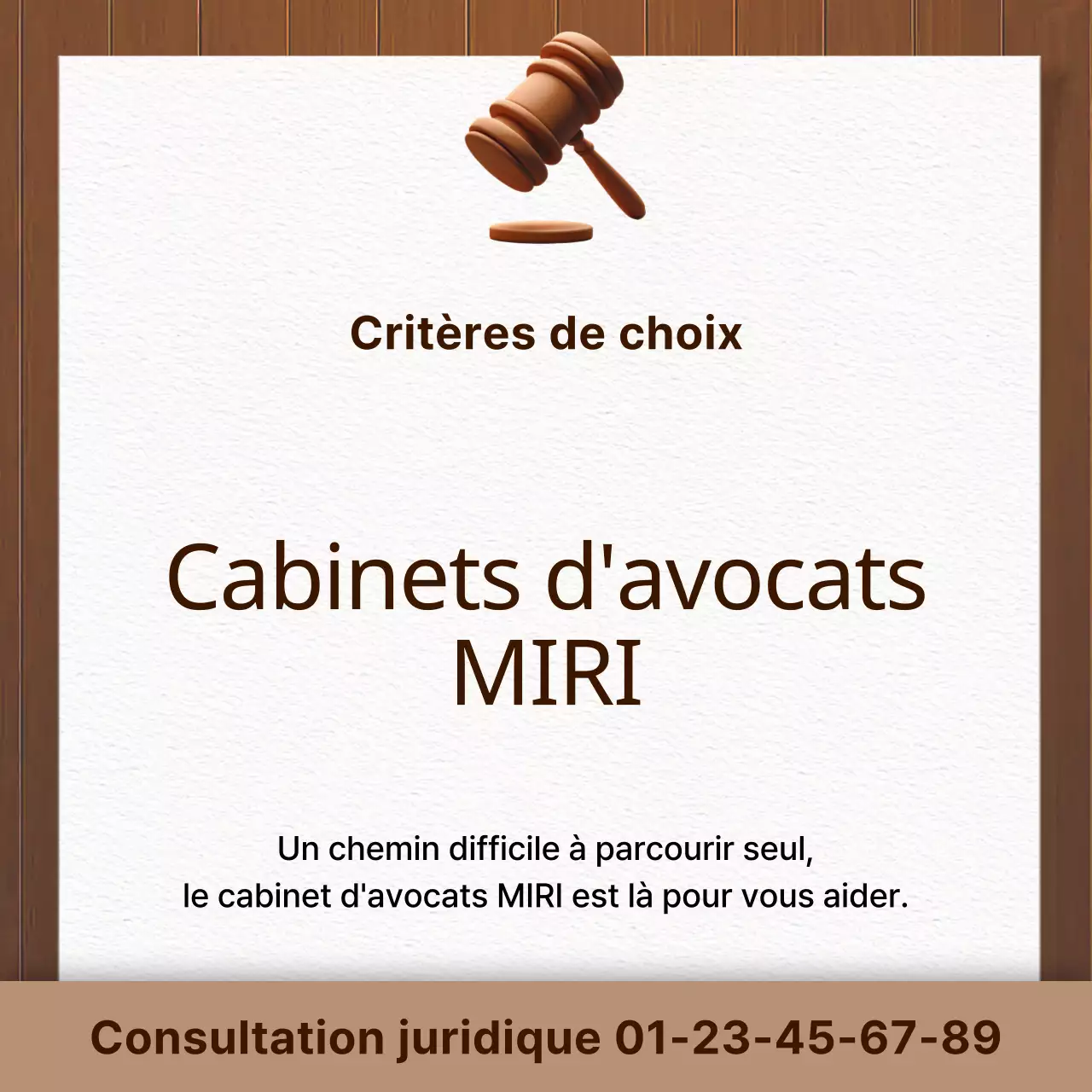 Un poste de cabinet d'avocats épuré dans les tons marron et beige
