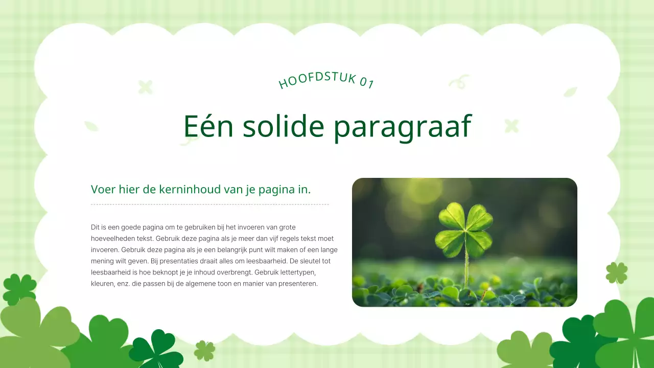 Mooi klavertjevier achtergrondvoorstel met groen en lotusblaadjes