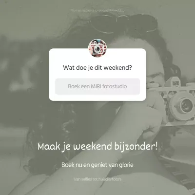 Boekingen promoten in een minimalistische studio in kaki en wit