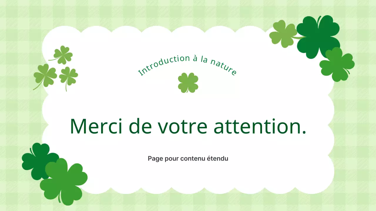 Jolie proposition de fond de trèfle à quatre feuilles avec de la verdure et des feuilles de lotus