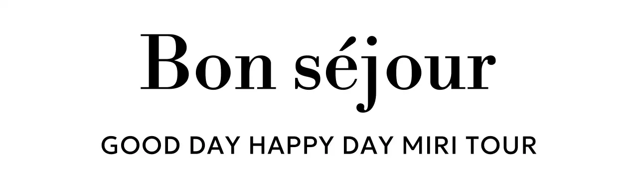 Une agence de voyage à l'allure élégante avec un texte à empattement