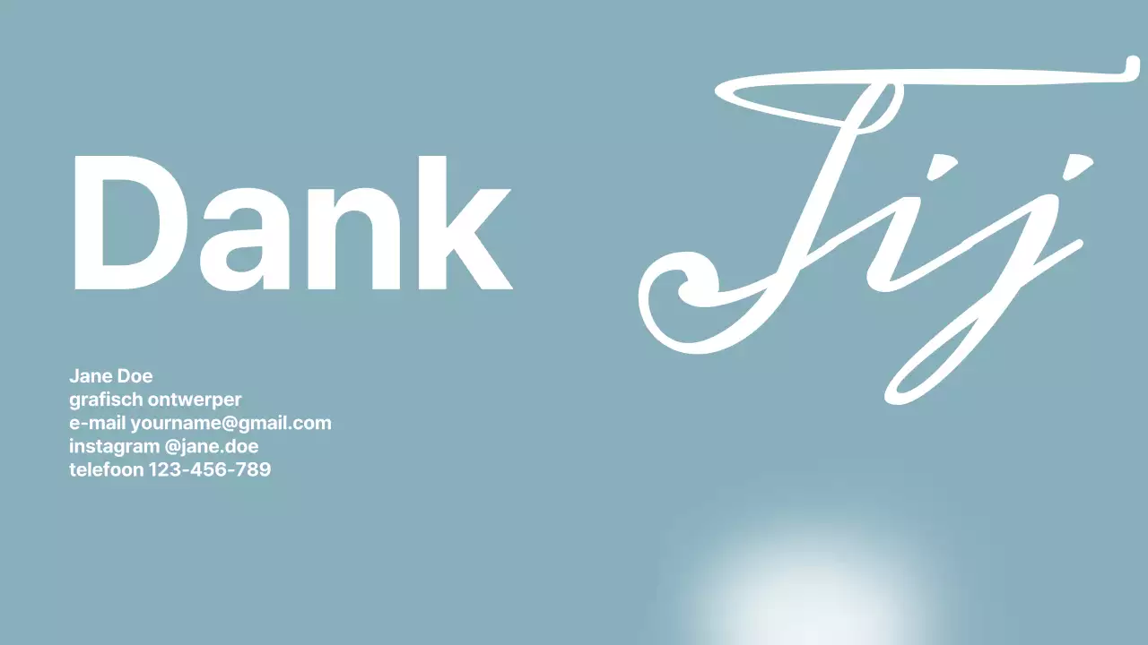 Hemelsblauw en wit eenvoudig grafisch ontwerp portfolio