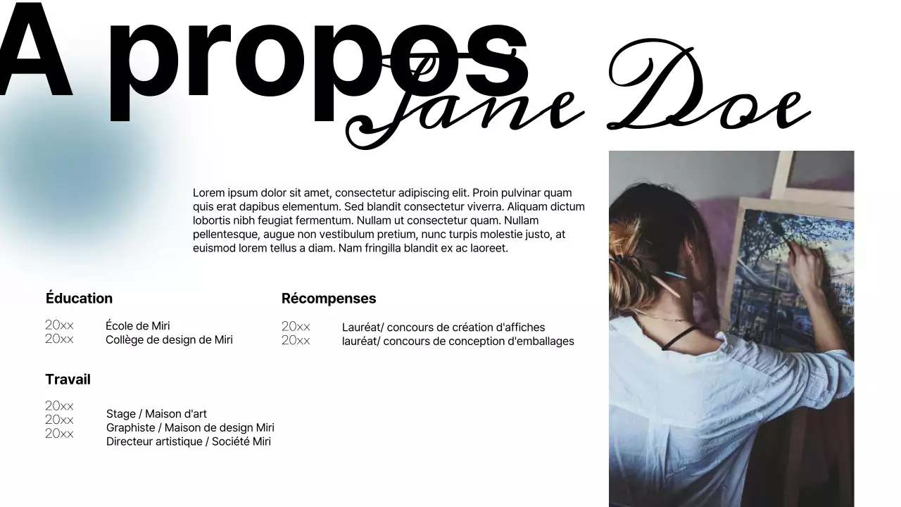 Portfolio de graphiste simple bleu ciel et blanc