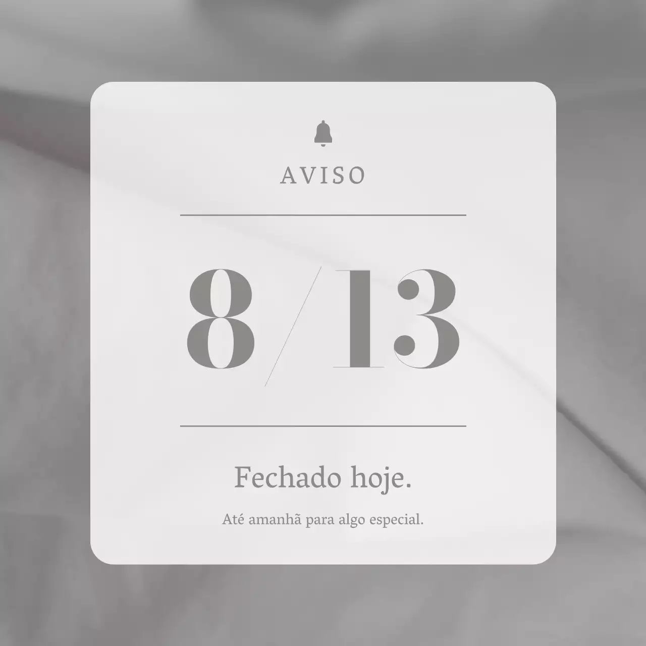 Cáqui e branco para uma promoção de férias minimalista e emotiva