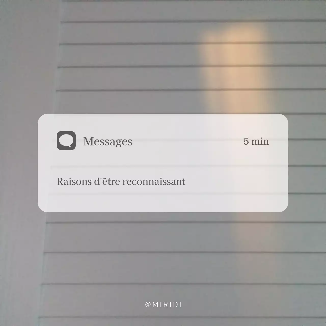 Promouvoir des notes de remerciement minimalistes en gris et noir