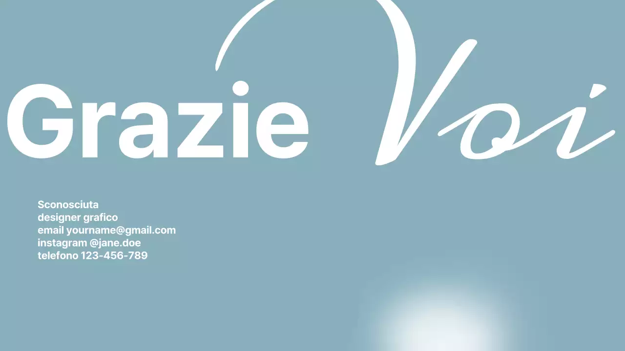 Portfolio del designer grafico semplice in bianco e blu cielo