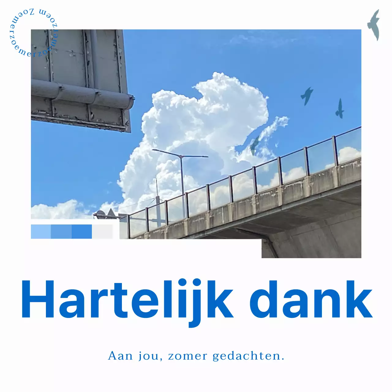 Een eenvoudige zomerpost in blauw