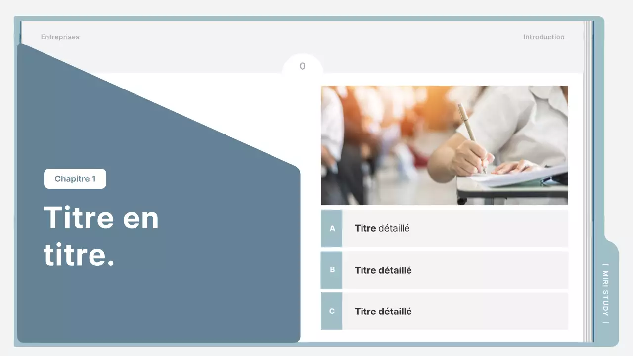 Un prospectus de formation simple en bleu clair et gris
