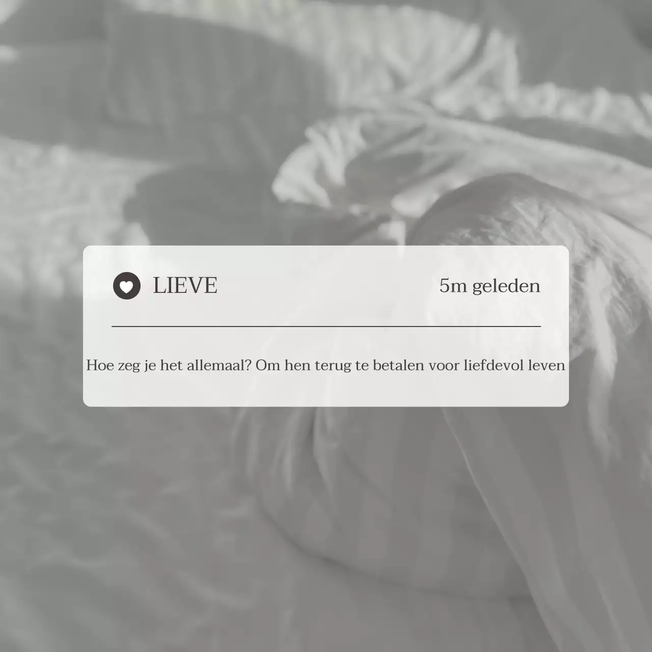 Een eenvoudige grijze en zwarte herinneringspost met liefdessentiment