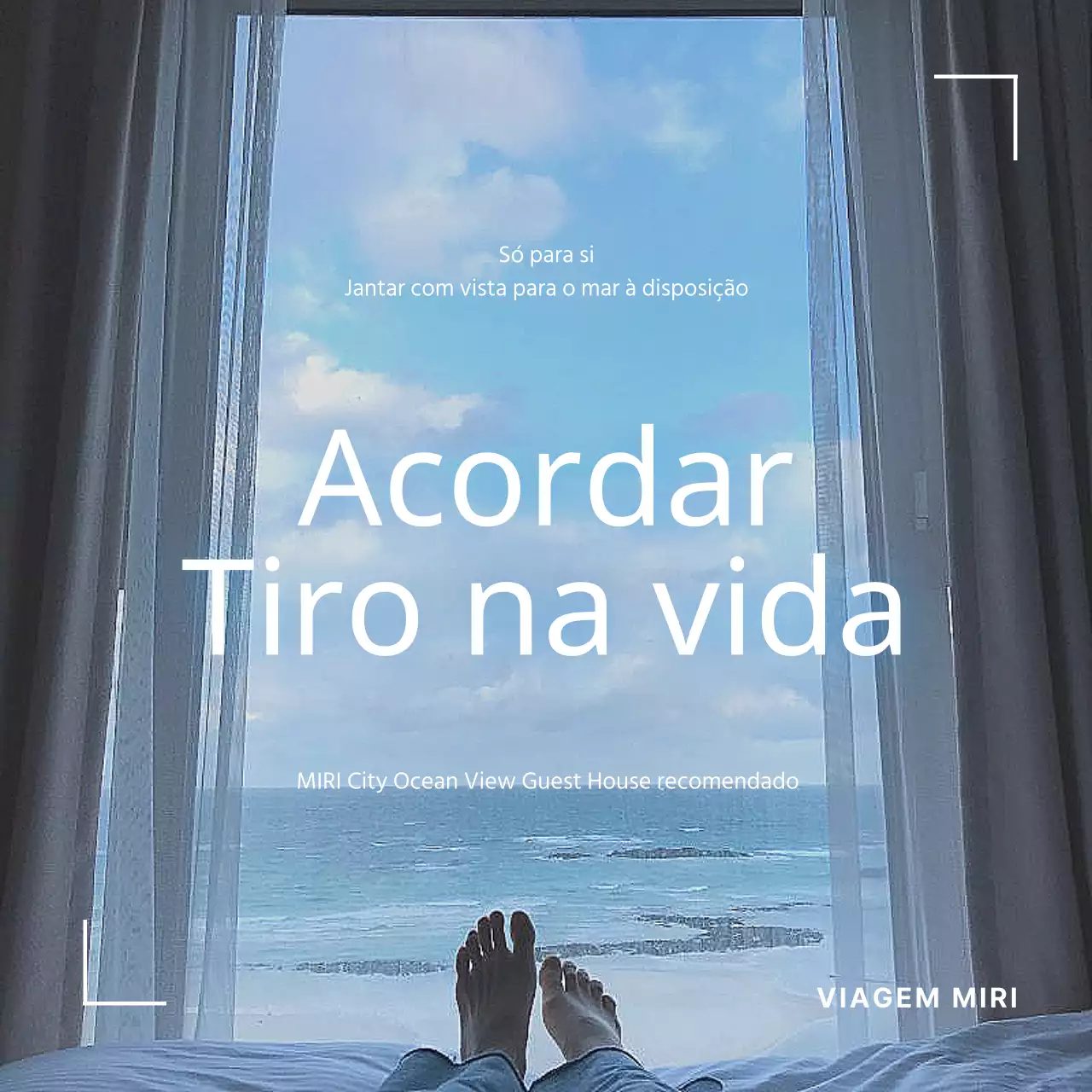 Sobre esta casa de hóspedes simples, azul clara e branca com vista para o mar