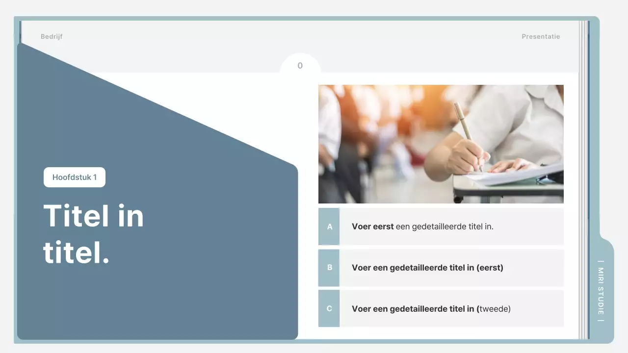 Een eenvoudige trainingsbrochure in lichtblauw en grijs