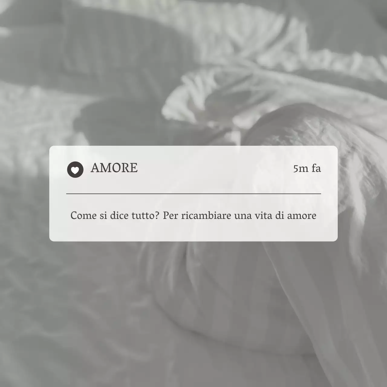 Un semplice post di promemoria sul sentimento d'amore grigio e nero