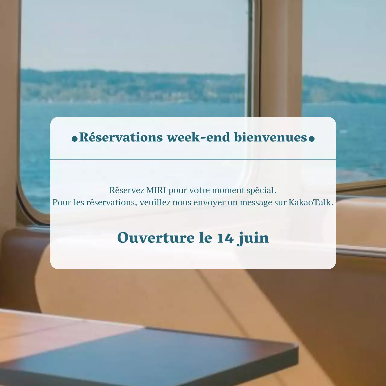 Un café-restaurant moderne aux couleurs bleu et beige, ouvert aux réservations.