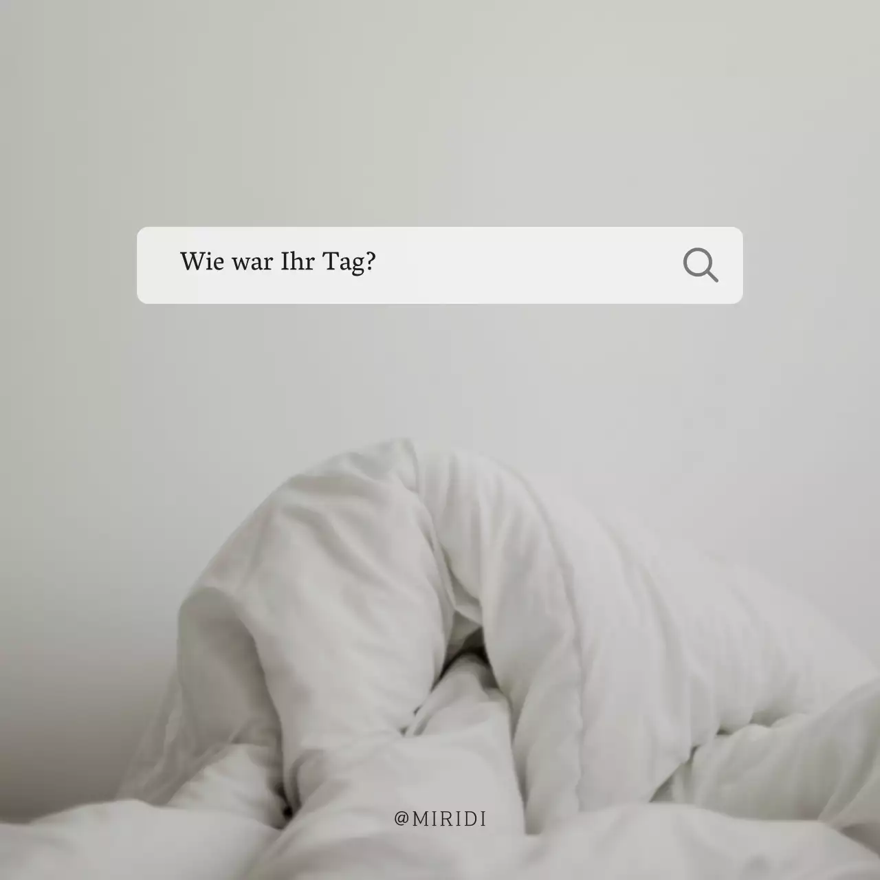 Minimalistische Stimmungspost in Grau und Schwarz