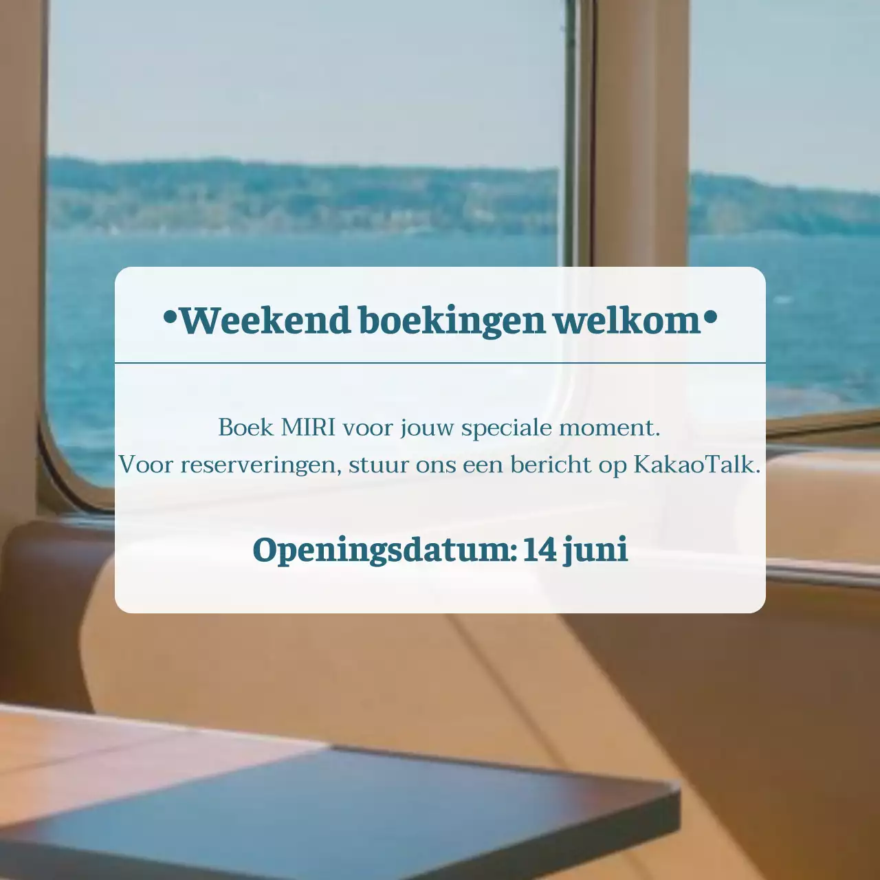 Een modern café-restaurant in blauw en beige, open voor reserveringen