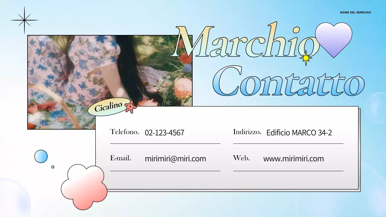 Uno slip estivo kitsch di marca in blu