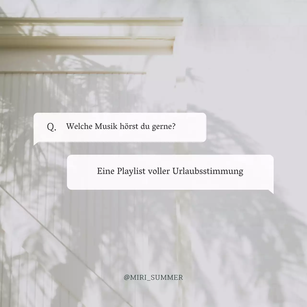 Eine moderne Sprechblasen-Fragensäule in Elfenbein und Weiß