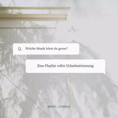 Eine moderne Sprechblasen-Fragensäule in Elfenbein und Weiß