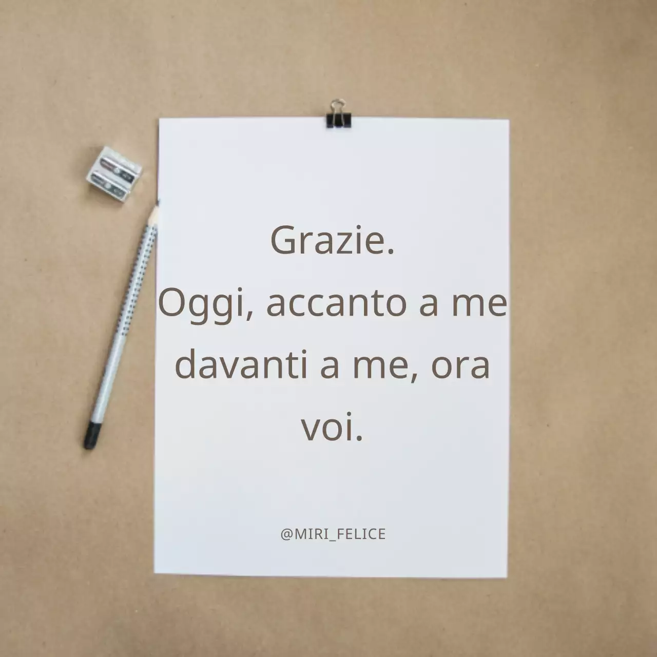 Semplice citazione di gratitudine in beige e bianco