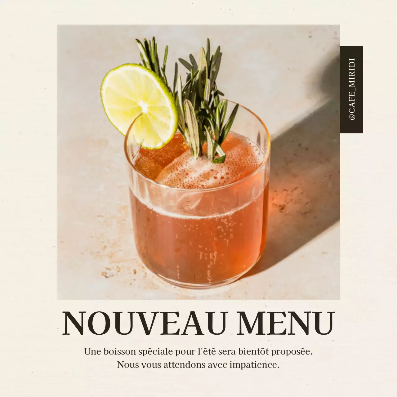 Un simple café-restaurant beige et blanc avec un menu d'été limité.