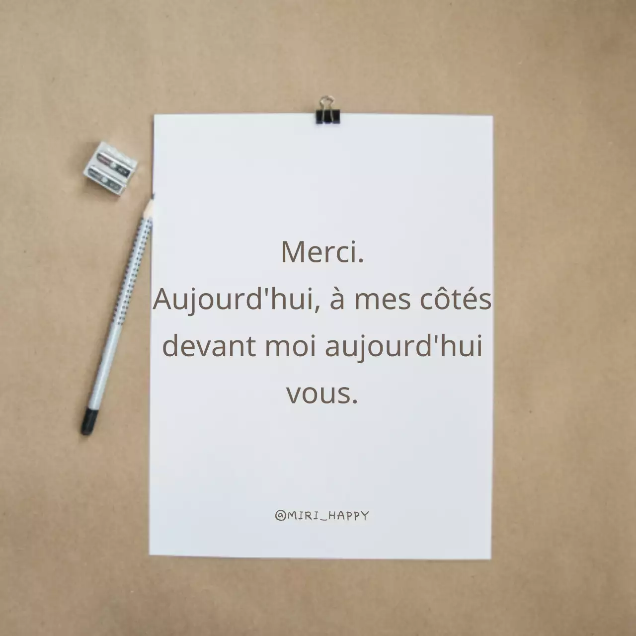 Citation de gratitude simple en beige et blanc