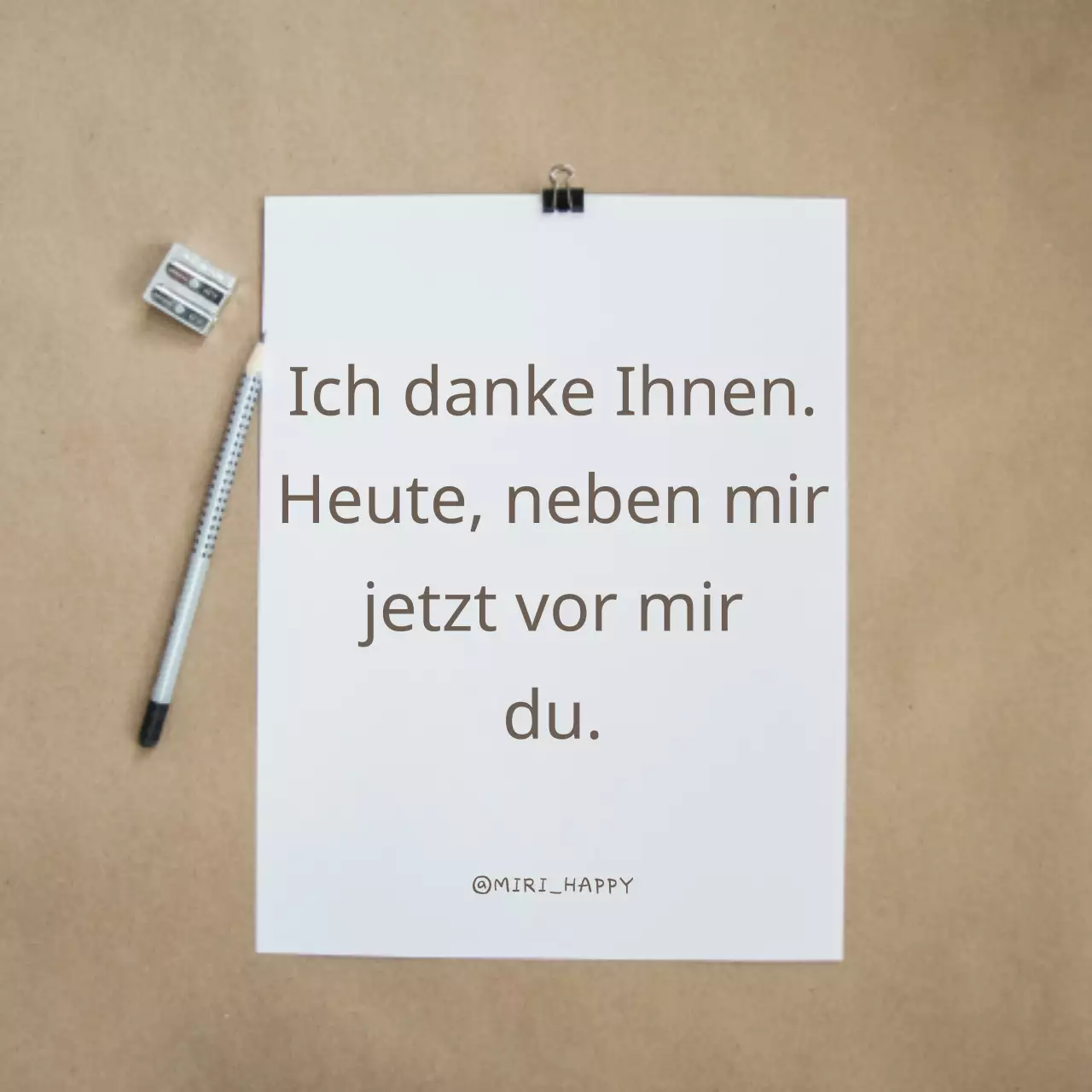 Einfacher Dankbarkeitszitatpfosten in Beige und Weiß